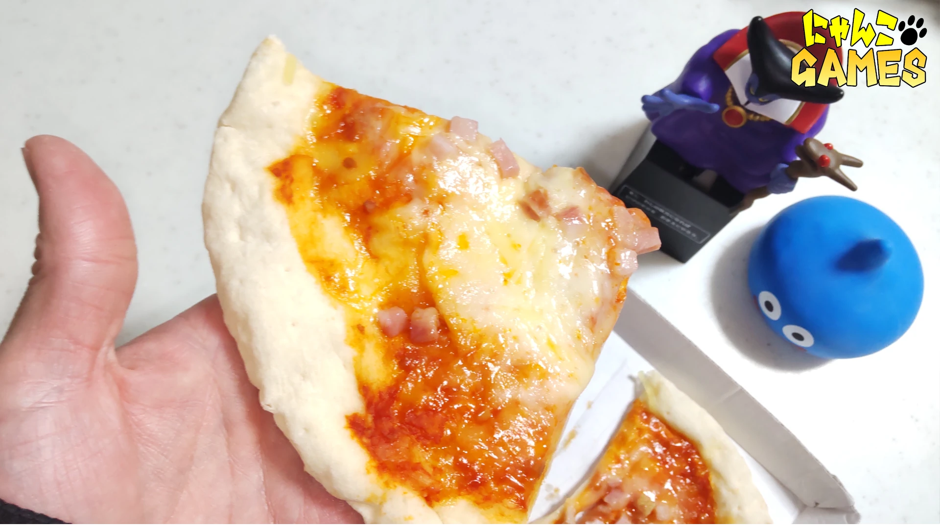 ドラゴンクエスト AM りゅうおうのキッチンフィギュア ～ピザカッター～ で切ったピザを食べるところ