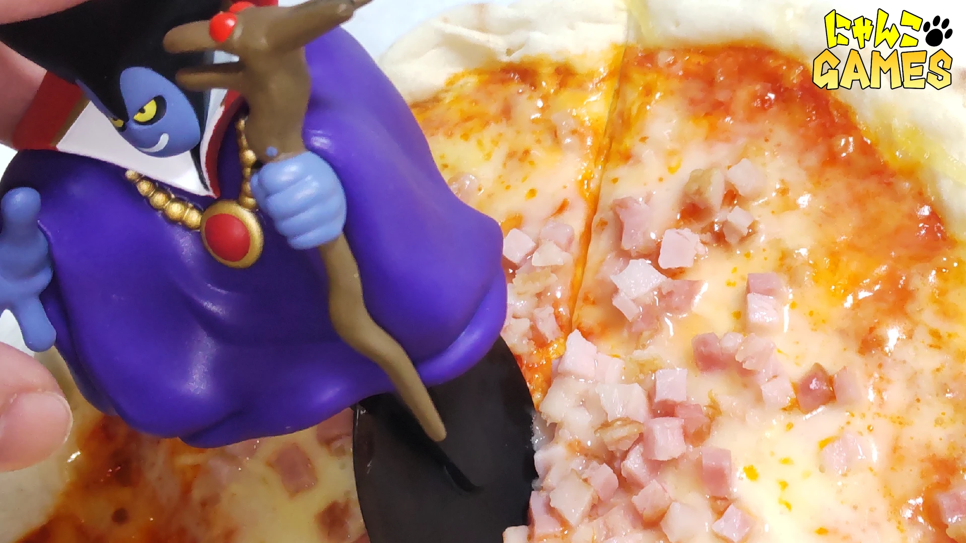 ドラゴンクエスト AM りゅうおうのキッチンフィギュア ～ピザカッター～ でピザを切っているところ